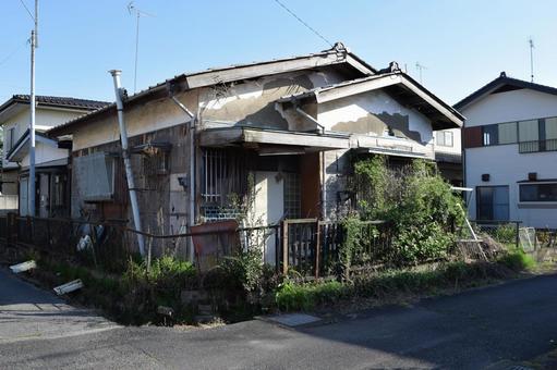 屋根が損傷した空き家