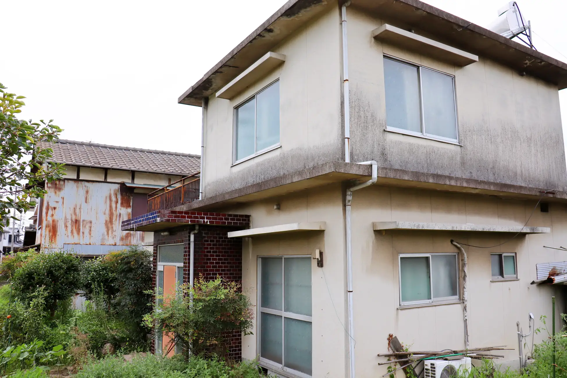 外壁が劣化した2階建て建物